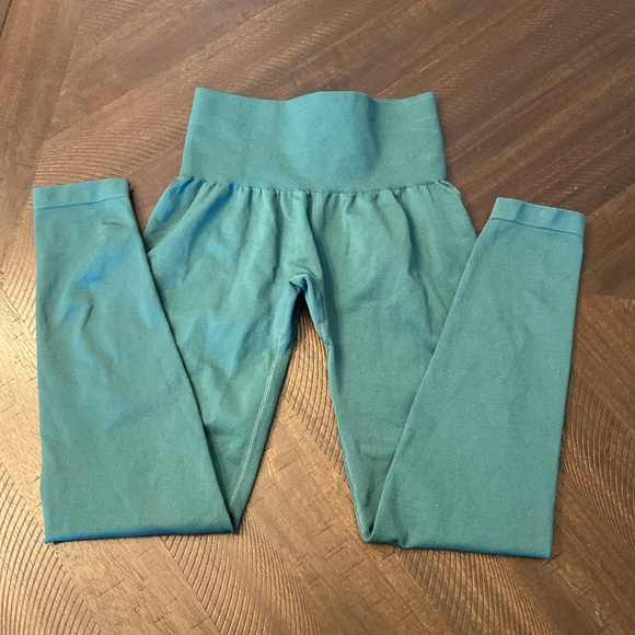 NVGTN Green Seamless Leggings 💚 - Picture 2 of 3